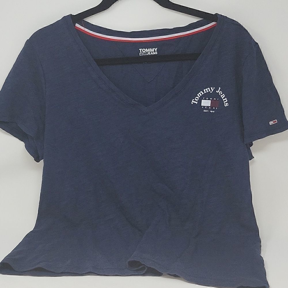 Tommy Jean's Cotton V-Neck Logo T-Shirt NWT.